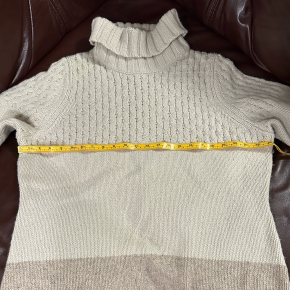 Cream and Tan Woolrich Sweater - Picture 5 of 6
